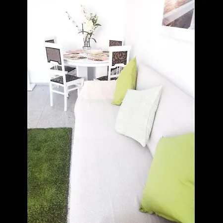 Lots Of Sunlight 3 Bedroom With Balcony Air Conditioning Apartament *
