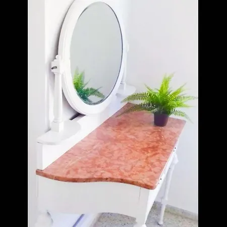 Lots Of Sunlight 3 Bedroom With Balcony Air Conditioning *