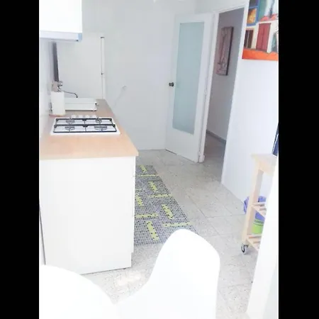 Apartament Lots Of Sunlight 3 Bedroom With Balcony Air Conditioning