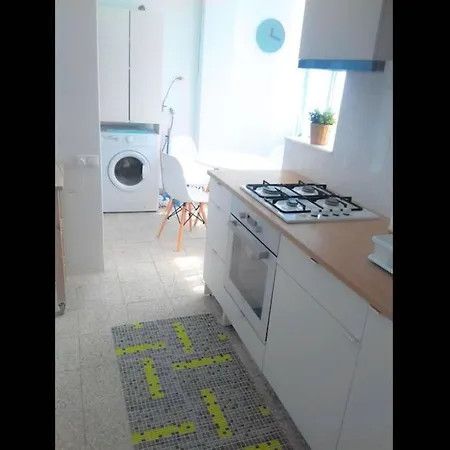 Lots Of Sunlight 3 Bedroom With Balcony Air Conditioning