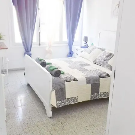 Lots Of Sunlight 3 Bedroom With Balcony Air Conditioning *